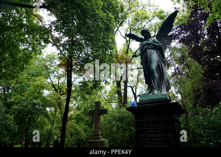 Angel statue sur l'Autel Noerdlicher Friedhof (Cimetière) dans le Nord de l'ancienne Maxvorstadt. Banque D'Images