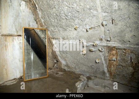 Memorial dans le bunker de l'Welfenkaserne à Landsberg am Lech. La casemate a été construite par les prisonniers du camp de concentration. La photo montre un mur contre lequel les mains sont en saillie. Banque D'Images