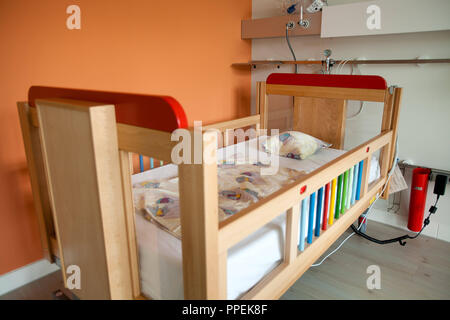 Klinikum Grosshadern exploite le premier centre de soins palliatifs pour enfants dans le sud de l'Allemagne. Un lit d'enfant. Banque D'Images