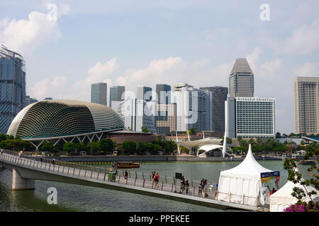 Théâtre Esplanade sur la baie avec pont Esplanade divers hôtels de Singapour et entrée de Formule 1 Grand Prix porte 6 République de Singapour Asie Banque D'Images