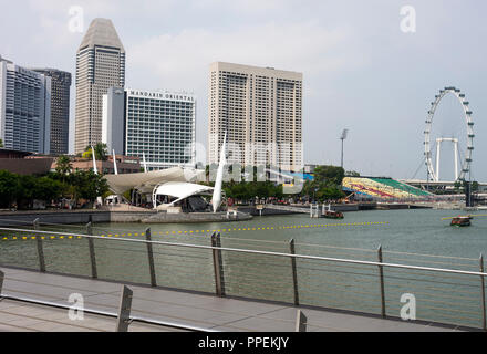 Marina Bay avec Promenade et Stage Singapore Flyer et tribune vide pour le Grand Prix de Singapour Hôtel Mandarin Oriental Singapour Asie Banque D'Images