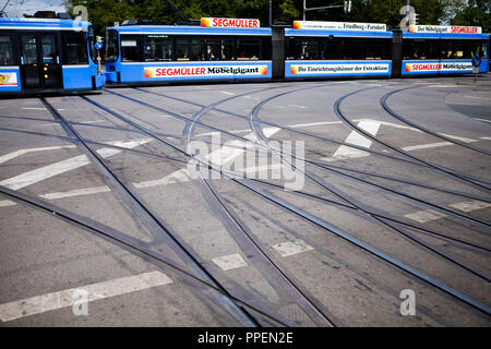 Deux tramways traversent la Leonrodplatz à Munich. Planificateurs de 'Arbeitskreis Attraktiver Nahverkehr" (AAN) (groupe de travail pour l'amélioration de la circulation locale) à connecter les lignes de tramway dans la ville. Banque D'Images