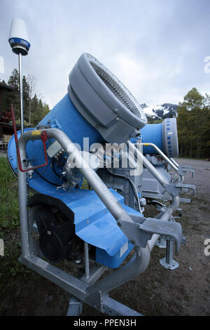 Dépôt pour canons à neige pour la station de ski sur la Sudelfeld. Banque D'Images