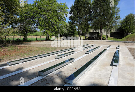 Plaques de soldats soviétiques tués en raison de la nouvelle conception du site Mémorial de tir 9 'SS'. Dans les années 1941 et 1942, environ 4 000 soldats de l'Armée Rouge capturés ont été exécuté ici avec sang-froid par les SS. Banque D'Images