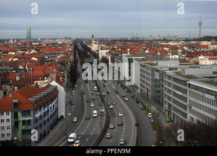 L'artère périphérique Mittlerer Ring à Munich : La photo montre la Landshuter Allee à Neuhausen avec vue vers la Dachauerstrasse. Banque D'Images