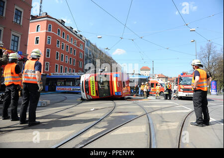 Une ambulance a renversé de la van Munich des pompiers n'est remis sur ses roues après avoir frappé un tramway sur la ligne 18 à l'intersection et Thierschstrasse Zweibrueckenstrasse. Banque D'Images