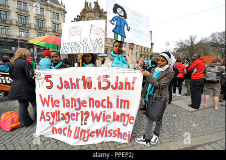 Les femmes réfugiées démontrer à Munich contre l'Lagerpflicht (la loi qui force les femmes et les enfants réfugiés à vivre ensemble dans des conditions inhumaines dans le logement collectif), comme ils sont fréquemment victimes de violence dans les parties d'hébergement. Banque D'Images