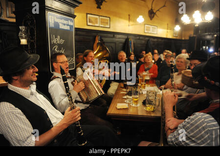 Bande joue de la musique traditionnelle bavaroise à la taverne "Isarthor" à Munich, Allemagne Banque D'Images