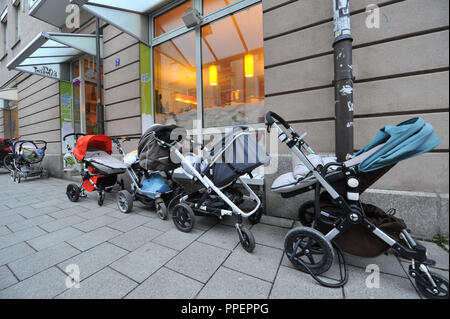 Les poussettes parking en face des enfants Cafe 'Café de Bambini' dans le quartier Schwabing de Munich, Allemagne Banque D'Images