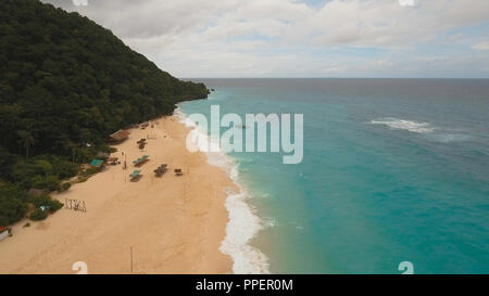 Vue aérienne de la belle île tropicale avec une plage de sable blanc, hôtels et les touristes, Boracay, Puka shell beach. Lagon tropical avec de l'eau turquoise et de sable blanc. Très belle vue mer, plage, resort. Belle plage tropicale de l'île de Boracay. Seascape : Océan et belle plage paradise. Belle vue sur une belle plage tropicale de l'air. Philippines Banque D'Images