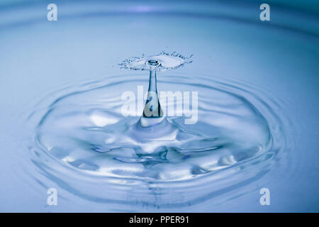 Blue drop des projections d'eau sur la surface Banque D'Images
