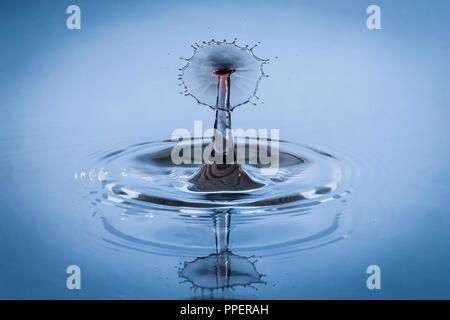 Blue drop des projections d'eau sur la surface Banque D'Images