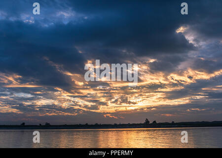 Scène sombre ciel tôt le matin Banque D'Images