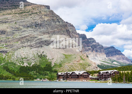 Beaucoup de glacier, MT - 30 juin 2018 : de nombreux Glacier Lodge sur les rives du lac de Swift Current dans le Glacier National Park, Montana Banque D'Images