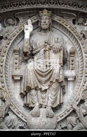 Détail au-dessus du portail de l'église de Saint Anna, conçu par l'architecte Gabriel von Seidl, construit dans le style néo-roman, dans le quartier de Lehel de Munich. Banque D'Images