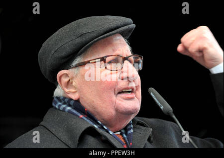 Les citoyens de Munich manifester contre la xénophobie et le racisme sur la Marienplatz, sous le thème de "Munich est colorée'. Dans la photo l'ancien Maire Hans-Jochen VOGEL prononce un discours. Banque D'Images