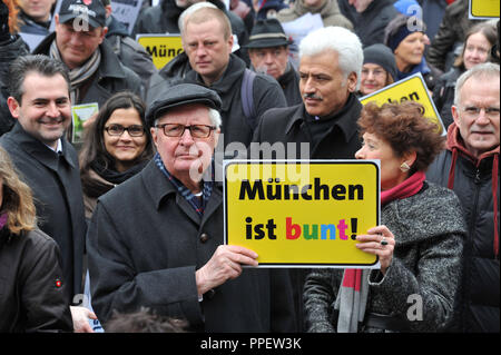 Les citoyens de Munich manifester contre la xénophobie et le racisme sur la Marienplatz, sous le thème de "Munich est colorée'. Sur la photo, l'ancien Maire Hans-Jochen VOGEL avec « Munich est colorée'. Banque D'Images