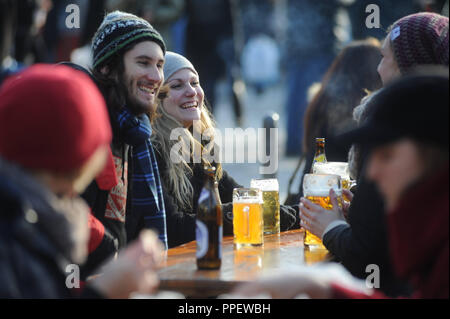 La fièvre du printemps sur une journée en mars dans le jardin de la bière à du Viktualienmarkt de Munich. Banque D'Images