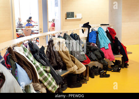 L'école en mouvement : Accès handicapés bâtiment de la Ernst-Barlach-écoles de la société Pfennigparade à Barlachstrasse 36-38 à Schwabing. Dans la photo, un manteau au vestiaire avant d'une salle de classe Banque D'Images