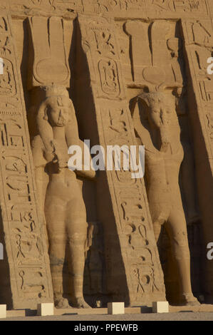 L'art égyptien Temple d'Hathor ou petit temple dédié à Néfertari. Façade représentant le pharaon Ramsès II (1290-1224 avant J.-C.) et de son épouse la reine Nefertari habillé en Hathor. 19e dynastie. Nouveau Royaume. Abu Simbel. L'Égypte. Banque D'Images