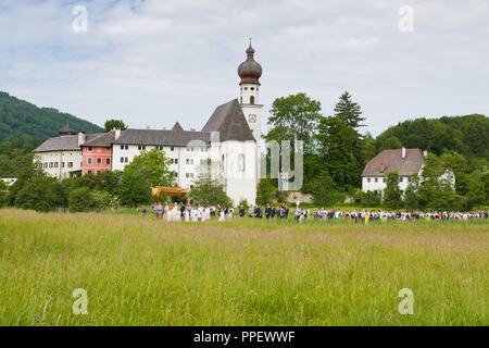 Corpus Christi procession à travers les plaines et les champs de la colère d'Hoeglwoerth, Bavière, Allemagne, le Saint Sacrement est porté par le prêtre, qui passe sous le 'ciel'. Banque D'Images