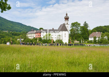 Corpus Christi procession à travers les plaines et les champs de la colère d'Hoeglwoerth, Bavière, Allemagne, le Saint Sacrement est porté par le prêtre, qui passe sous le 'ciel'. Banque D'Images