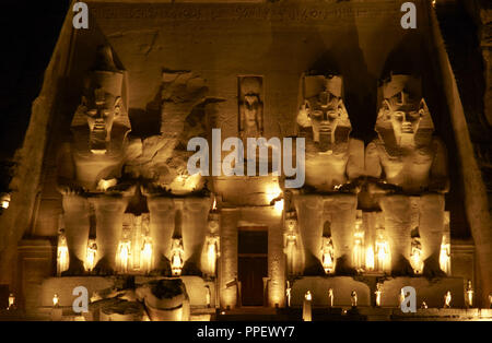 L'Égypte. Abu Simbel. Grand Temple de Ramsès II (1290-1224 avant J.-C.) avec les quatre colosses du pharaon avec nemes, double couronne et les mains sur les genoux. Vue de nuit. 19e dynastie. Nouveau Royaume. Banque D'Images