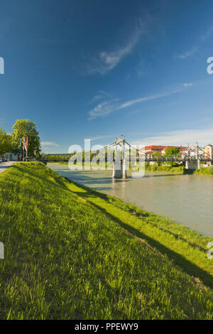 Le pont sur la Salzach, a plus de 100 ans la structure en acier qui relie l'Allemagne avec l'Autriche, Laufen Oberndorf, avec en arrière-plan la Collégiale de Laufen, Berchtesgaden-campagne, Haute-Bavière, Allemagne. Banque D'Images