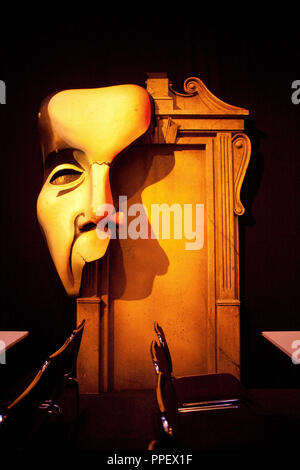 Derniers préparatifs pour la saison du carnaval 2013 dans une tente temporaire de Deutsches Theater dans Froettmaning. La photo montre un demi-masque et une porte qu'à l'étape décoration. Banque D'Images