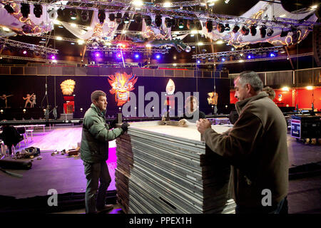 Derniers préparatifs pour la saison du carnaval 2013 dans une tente temporaire de Deutsches Theater dans Froettmaning. La photo montre l'assemblage d'éléments de scène. Banque D'Images