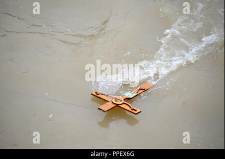 L'Église grecque orthodoxe célèbre le baptême du Christ avec la bénédiction des eaux de la rivière Isar à Munich. Banque D'Images