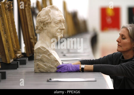 Employé aux derniers préparatifs pour l'exposition "Kunst ist schön, macht aber viel Arbeit" (l'art est beau, mais c'est travail dur aussi) dans le Kunstbau de la Lenbachhaus à Munich. La photo montre un buste de Johann Wolfgang von Goethe. Banque D'Images