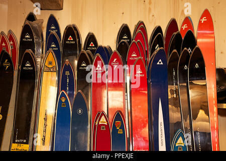 Vieux skis dans le musée de la ferme et des sports d'hiver de Markus Wasmeier de par la station Fischhausen - Neuhaus à Schliersee. Banque D'Images