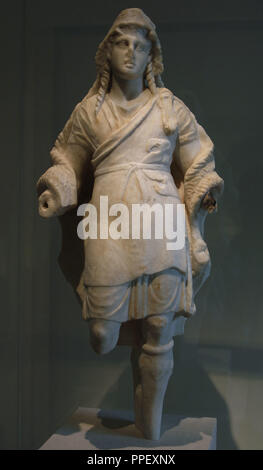 L'art grec hellénistique précoce. Statuette en marbre de Dionysos. 3ème siècle avant J.-C.. Habillé avec chiton, ceinture de cuir panther, peau de chèvre comme un manteau et bottes de Thrace. Vient d'Koukouvaones (Attique). Metropolitan Museum of Art de New York. United States. Banque D'Images