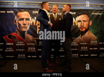 Josh Warrington (à gauche) et Carl Frampton posent au cours de la tête à tête, après la conférence de presse au Grosvenor House, Londres. Banque D'Images