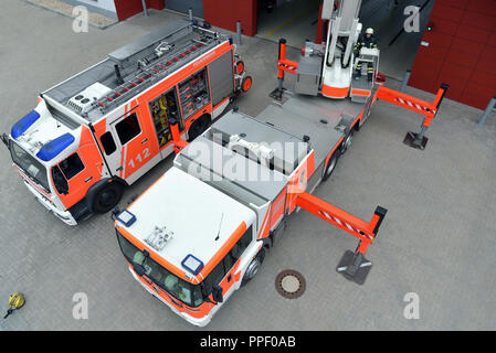 Formation en sauvetage en altitude les pompiers - opération d'urgence à l'aide d'une grue trolley et la descente en rappel Banque D'Images