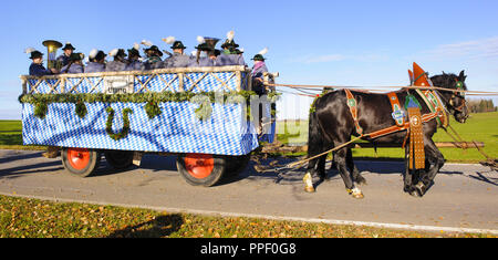 Leonhardifahr à Murnau en l'honneur de Saint Léonard, patron des chevaux, avec de nombreux entraîneurs et les chevaux décorés Banque D'Images