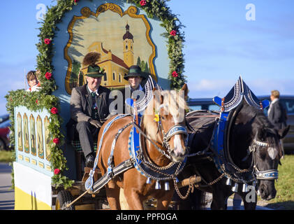 Leonhardifahr à Murnau en l'honneur de Saint Léonard, patron des chevaux, avec de nombreux entraîneurs et les chevaux décorés Banque D'Images