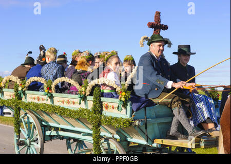 Leonhardifahr à Murnau en l'honneur de Saint Léonard, patron des chevaux, avec de nombreux entraîneurs et les chevaux décorés Banque D'Images