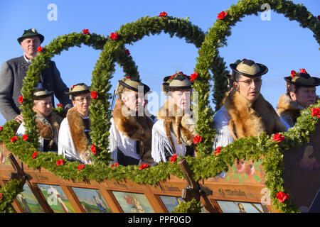 Leonhardifahr à Murnau en l'honneur de Saint Léonard, patron des chevaux, avec de nombreux entraîneurs et les chevaux décorés Banque D'Images