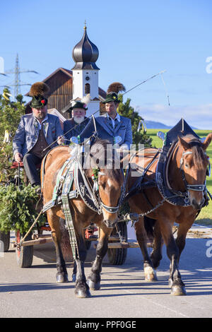 Leonhardifahr à Murnau en l'honneur de Saint Léonard, patron des chevaux, avec de nombreux entraîneurs et les chevaux décorés Banque D'Images