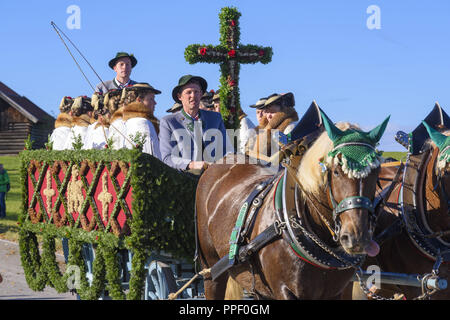 Leonhardifahr à Murnau en l'honneur de Saint Léonard, patron des chevaux, avec de nombreux entraîneurs et les chevaux décorés Banque D'Images