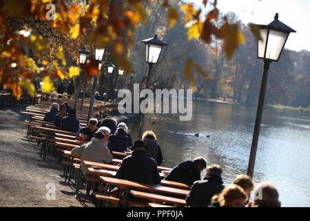 Journée ensoleillée d'automne dans la Seehaus jardin de bière sur les rives du lac Kleinhesseloher dans le jardin anglais. Banque D'Images