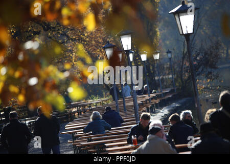 Journée ensoleillée d'automne dans la Seehaus jardin de bière sur les rives du lac Kleinhesseloher dans le jardin anglais. Banque D'Images