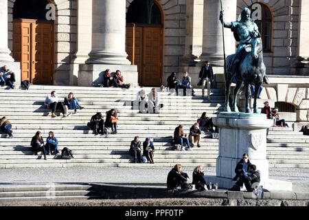 Le soleil sur l'escalier de l'ancien musée de l'armée sur le côté arrière de la chancellerie de l'État de Bavière. Au premier plan la statue équestre d'Otto von Wittelsbach peut être vu. Banque D'Images