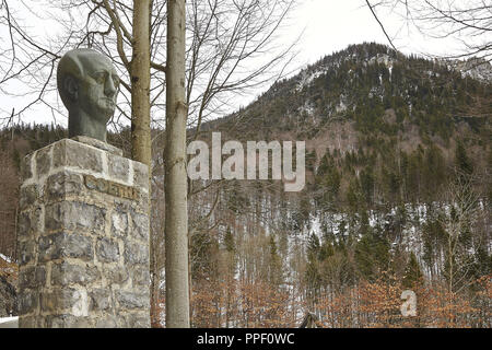 Monument au poète Johann Wolfgang von Goethe sur le Walchensee près de Urfeld, dans l'arrière-plan le 1565 m de haut Jochberg peut être vu. Banque D'Images