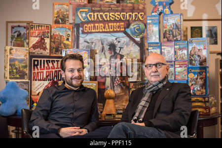 Bernd Brunnhofer (l.) et son fils Moritz Brunnhofer, propriétaire de l'éditeur de jeux de Munich "Hans dans Glueck', avec leur primés ou jeu de plusieurs millions de la vente de 'Carcassonne'. Banque D'Images