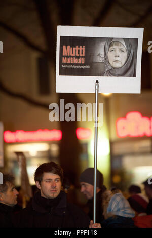 Rallye de l'anti-réfugiés et anti-islamique Pegida offshoot Bagida (Bavière contre l'islamisation de l'ouest) sur la place Goetheplatz de Munich. Dans l'image, la chancelière fédérale Angela Merkel est décriée comme 'Mutti Multikulti'. Banque D'Images