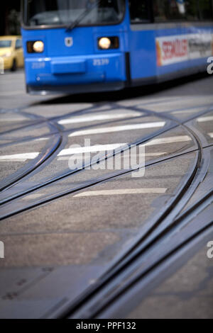 Deux tramways traversent la Leonrodplatz à Munich. Planificateurs de 'Arbeitskreis Attraktiver Nahverkehr" (AAN) (groupe de travail pour l'amélioration de la circulation locale) à connecter les lignes de tramway dans la ville. Banque D'Images