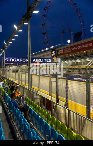 La Fosse Des garages de la fosse à la tribune de Formule 1 dans la région de Marina Bay à Singapour République de Singapour Asie Banque D'Images